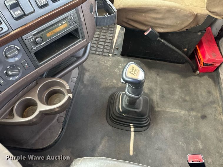 image for item DV4123 2013 Volvo VNL semi truck