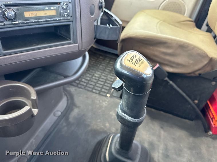 image for item DV4123 2013 Volvo VNL semi truck