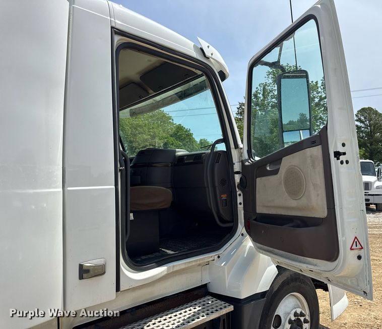 image for item DV4123 2013 Volvo VNL semi truck