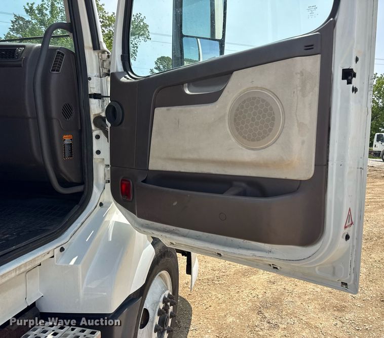 image for item DV4123 2013 Volvo VNL semi truck