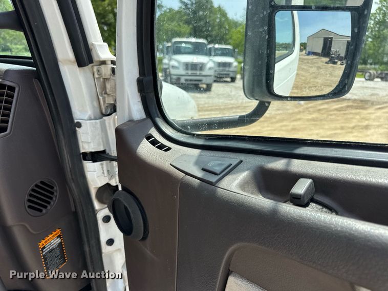 image for item DV4123 2013 Volvo VNL semi truck