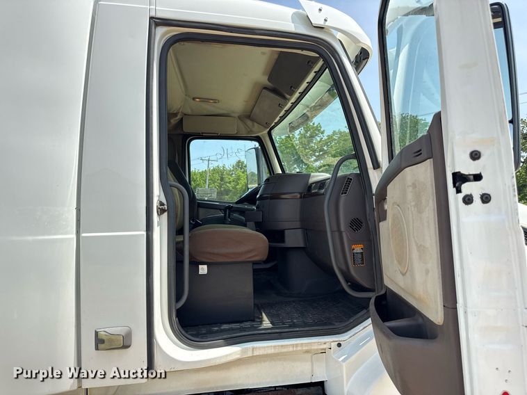 image for item DV4123 2013 Volvo VNL semi truck