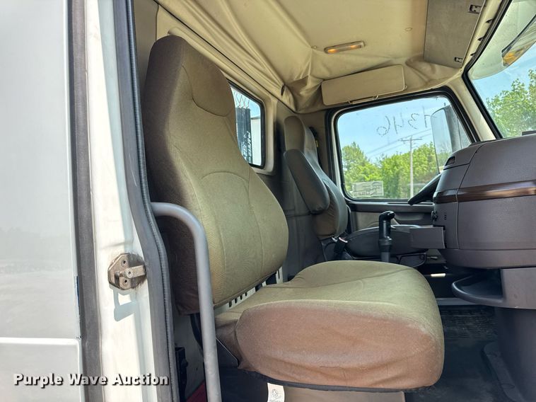 image for item DV4123 2013 Volvo VNL semi truck