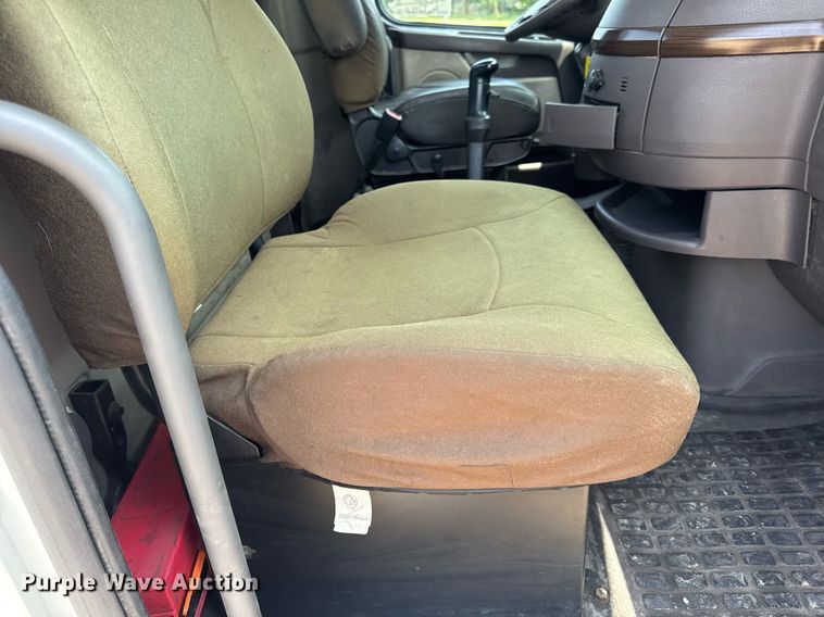 image for item DV4123 2013 Volvo VNL semi truck