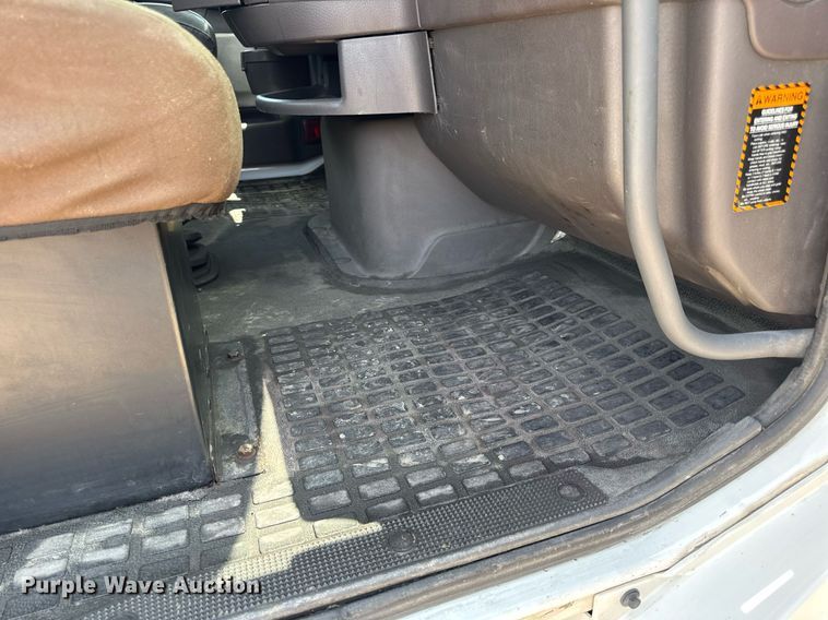 image for item DV4123 2013 Volvo VNL semi truck