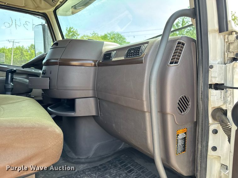 image for item DV4123 2013 Volvo VNL semi truck