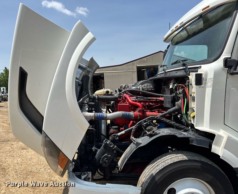 image for item DV4123 2013 Volvo VNL semi truck