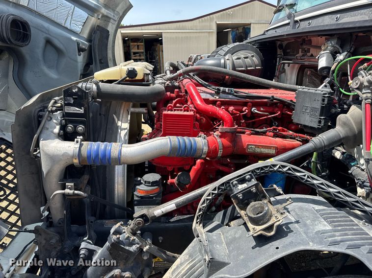 image for item DV4123 2013 Volvo VNL semi truck