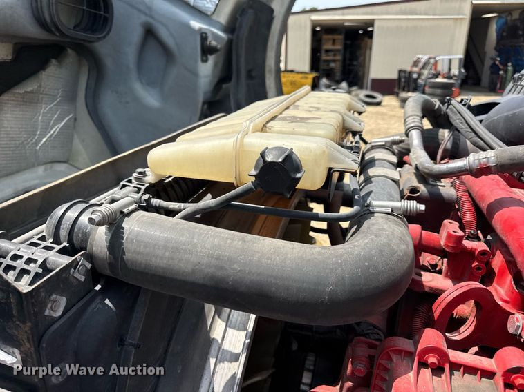 image for item DV4123 2013 Volvo VNL semi truck