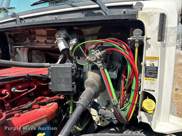 image for item DV4123 2013 Volvo VNL semi truck