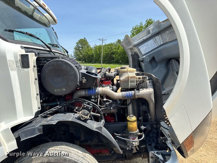 image for item DV4123 2013 Volvo VNL semi truck