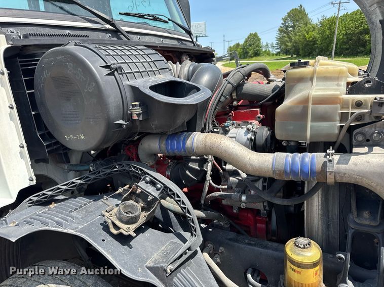 image for item DV4123 2013 Volvo VNL semi truck