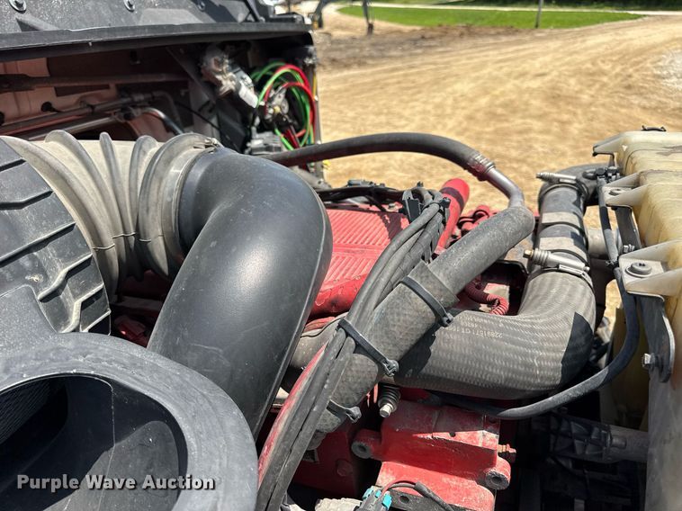 image for item DV4123 2013 Volvo VNL semi truck