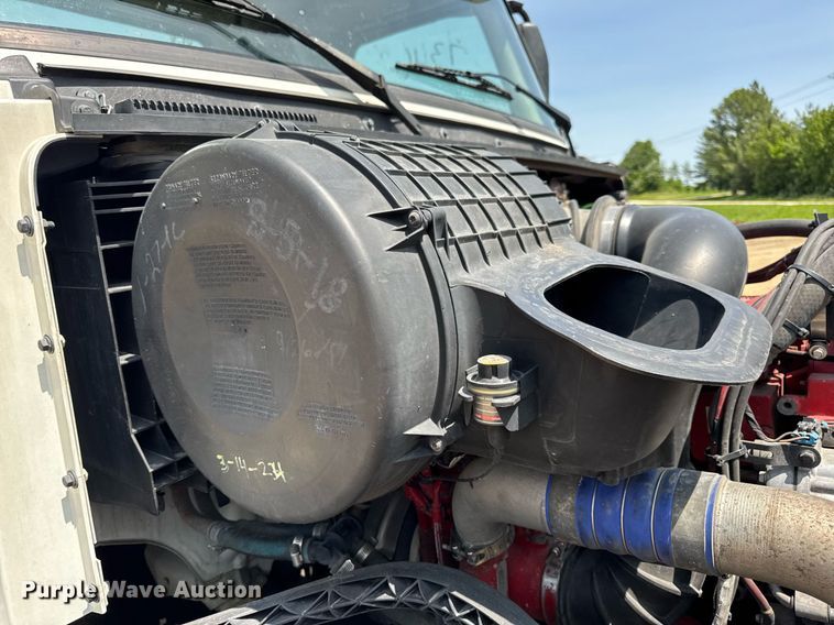 image for item DV4123 2013 Volvo VNL semi truck