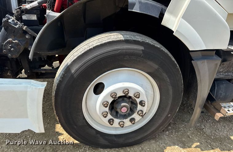 image for item DV4123 2013 Volvo VNL semi truck