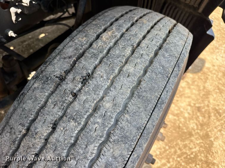 image for item DV4123 2013 Volvo VNL semi truck