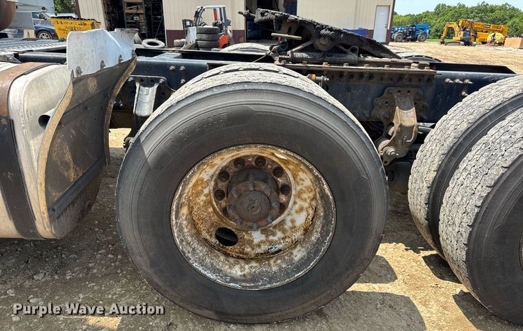 image for item DV4123 2013 Volvo VNL semi truck