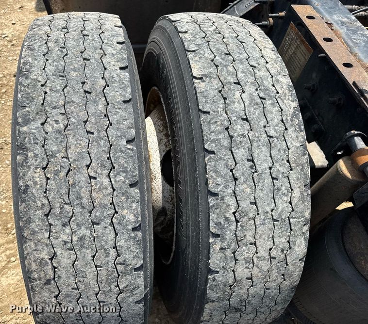 image for item DV4123 2013 Volvo VNL semi truck