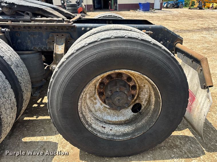 image for item DV4123 2013 Volvo VNL semi truck