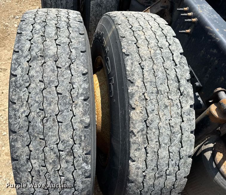 image for item DV4123 2013 Volvo VNL semi truck