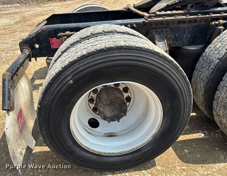 image for item DV4123 2013 Volvo VNL semi truck