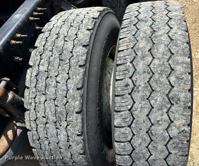 image for item DV4123 2013 Volvo VNL semi truck