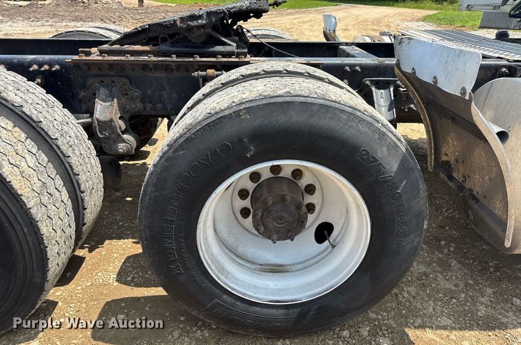 image for item DV4123 2013 Volvo VNL semi truck