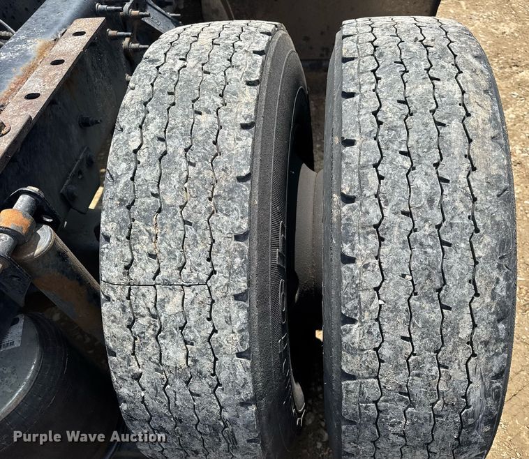 image for item DV4123 2013 Volvo VNL semi truck