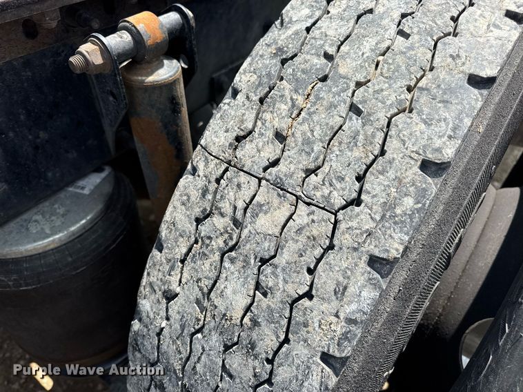 image for item DV4123 2013 Volvo VNL semi truck