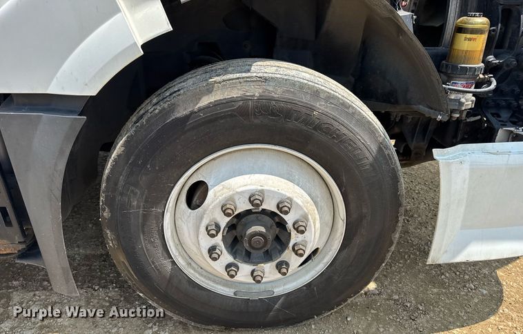 image for item DV4123 2013 Volvo VNL semi truck