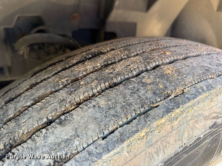 image for item DV4123 2013 Volvo VNL semi truck