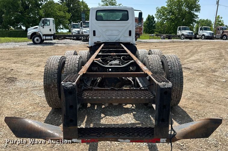 image for item DV4124 2004 International 4400  truck cab and chassis