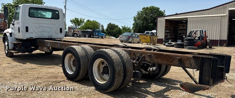 image for item DV4124 2004 International 4400  truck cab and chassis