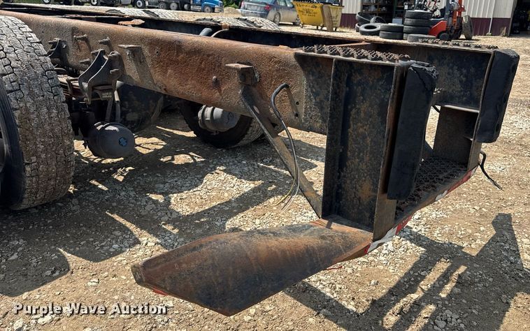 image for item DV4124 2004 International 4400  truck cab and chassis