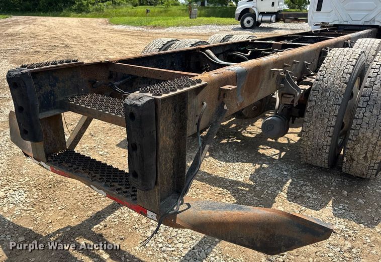 image for item DV4124 2004 International 4400  truck cab and chassis