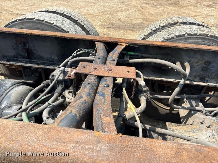 image for item DV4124 2004 International 4400  truck cab and chassis