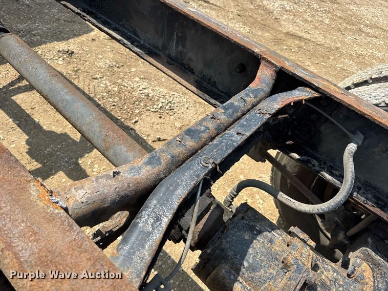 image for item DV4124 2004 International 4400  truck cab and chassis