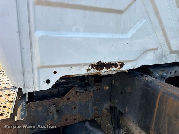 image for item DV4124 2004 International 4400  truck cab and chassis