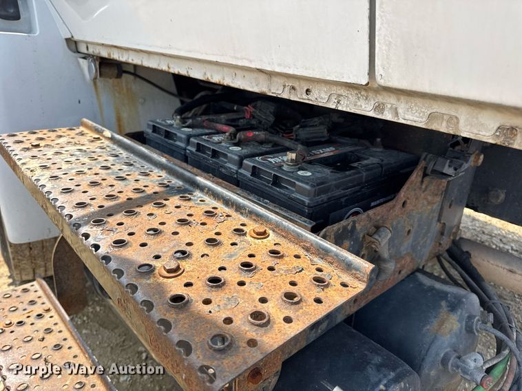 image for item DV4124 2004 International 4400  truck cab and chassis