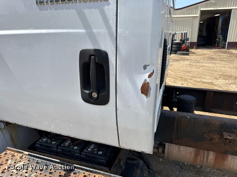 image for item DV4124 2004 International 4400  truck cab and chassis