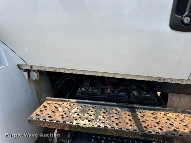 image for item DV4124 2004 International 4400  truck cab and chassis