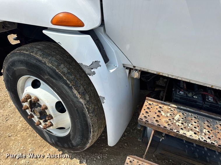 image for item DV4124 2004 International 4400  truck cab and chassis