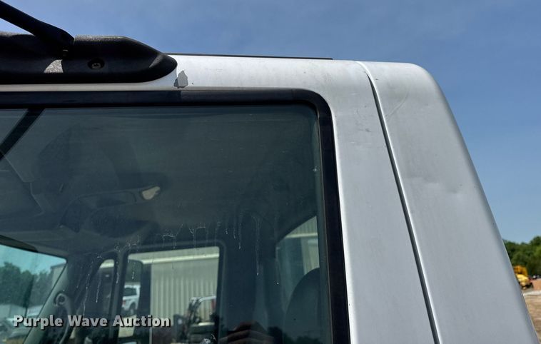 image for item DV4124 2004 International 4400  truck cab and chassis