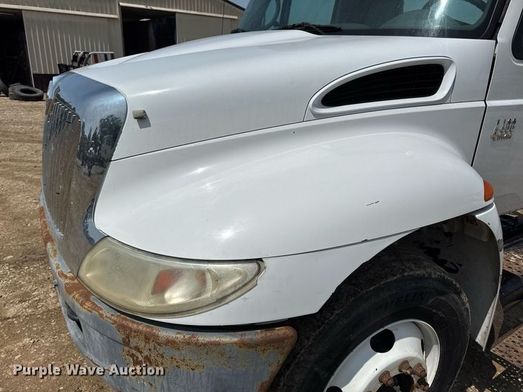 image for item DV4124 2004 International 4400  truck cab and chassis