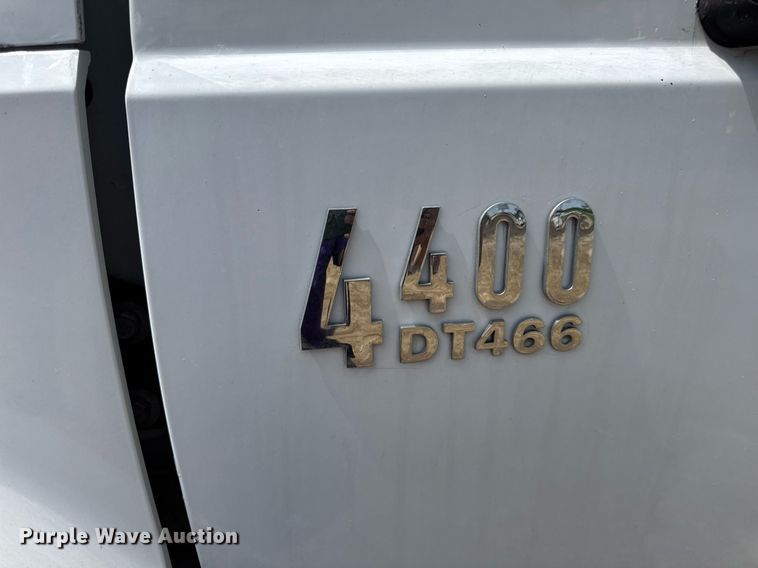 image for item DV4124 2004 International 4400  truck cab and chassis