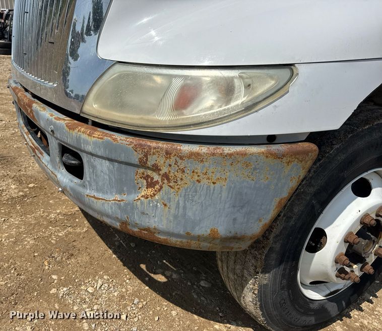 image for item DV4124 2004 International 4400  truck cab and chassis