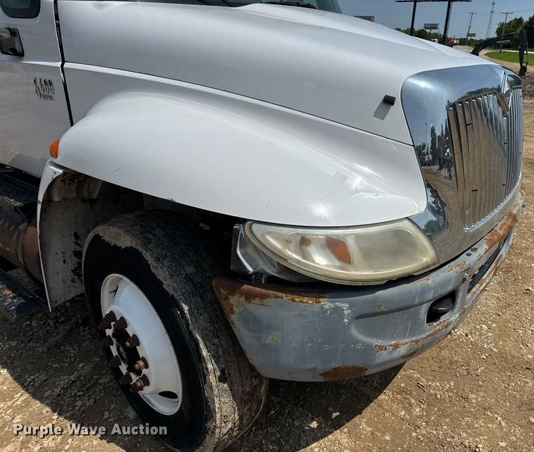 image for item DV4124 2004 International 4400  truck cab and chassis