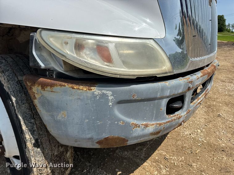 image for item DV4124 2004 International 4400  truck cab and chassis