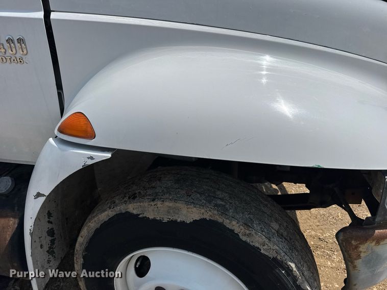 image for item DV4124 2004 International 4400  truck cab and chassis