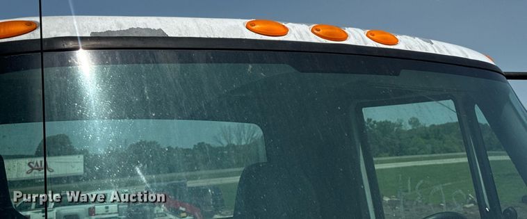 image for item DV4124 2004 International 4400  truck cab and chassis